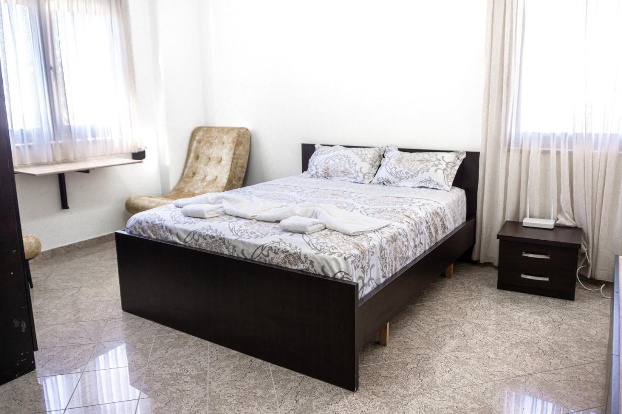 Kwatera prywatna Center Two Private Bedrooms Near Scanderbeg Square On Shared Tirana